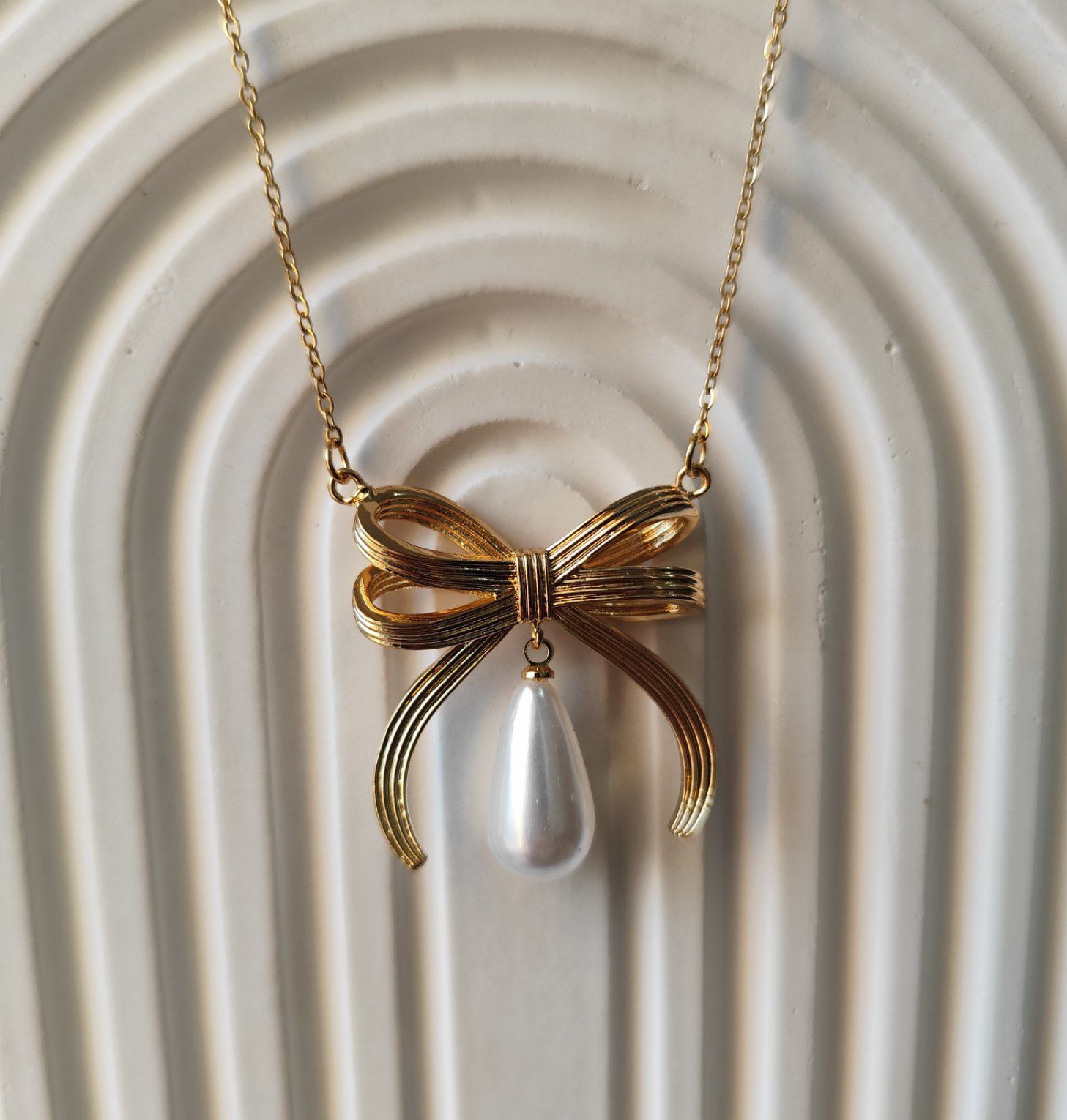 گردنبند پاپیون_مروارید طلایی